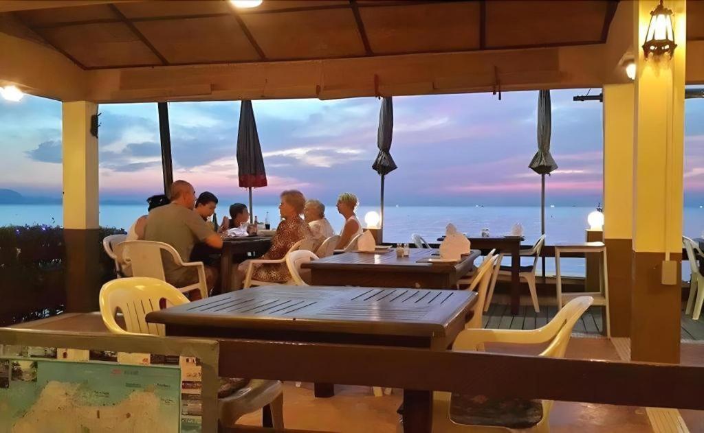 Sea Falcon On The Water Praia de Jomtien Exterior foto